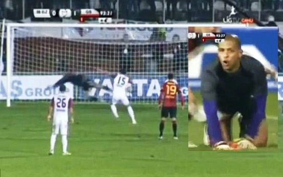 Gelandang Gagalkan Penalti setelah Kiper Dapat Kartu Merah